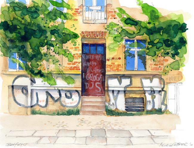 Aquarell, Berlin. Das Bild zeigt eine verwitterte Fassade, die mit Grafitti besprüht ist und deren schlichte beschmierte Eingangstür. Ein typischer Anblick. Solche Häusr verschwinden langsam.